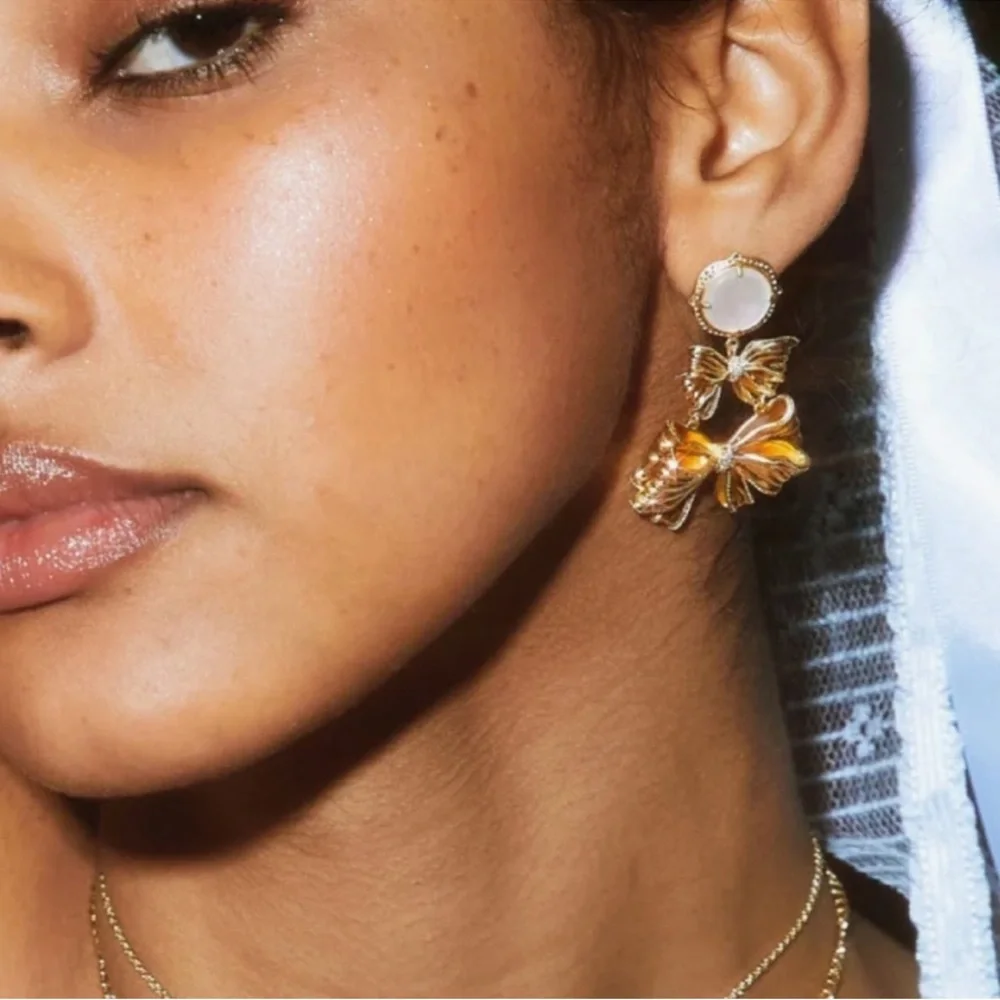 🎀 Kendra Scott X LoveShackFancy gold double bow white stone earrings NEW - Picture 4 of 5